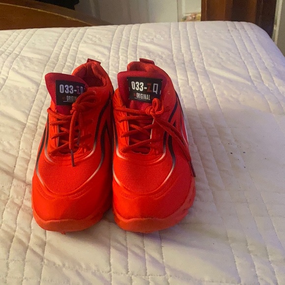 Red and black sneakers - Picture 1 of 4
